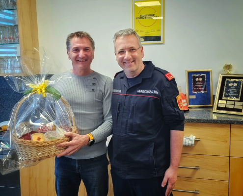 Übergabe_Geschenkskorb